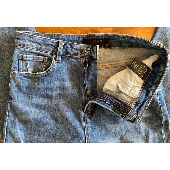 Risen High waist, distressed jeans with raw hem. Size 30 - Picture 6 of 9